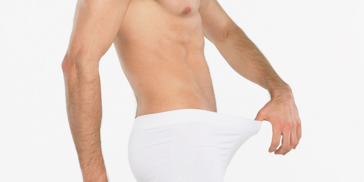 Moški razmišlja o povečanju penisa z masažo