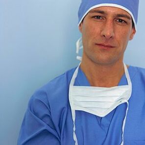 zdravnik, ki izvaja operacijo povečanja penisa